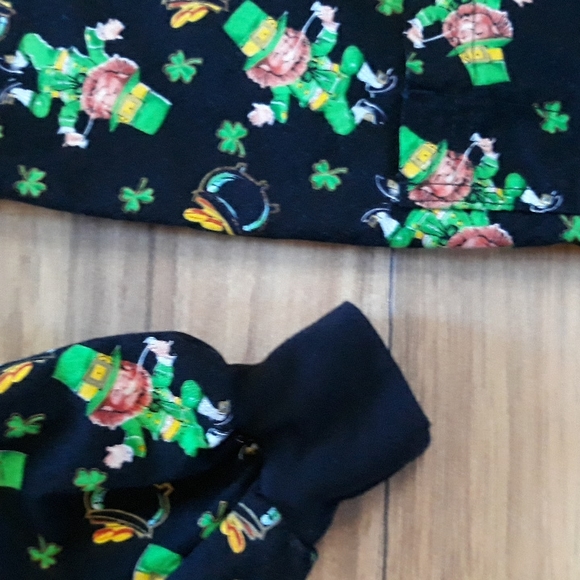 Leprechauns/Pot of Gold Scrub jacket - Picture 10 of 11